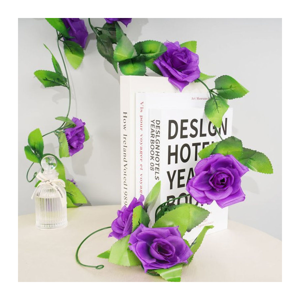 Uflower Kunstseide Rosen-Efeu-Girlande mit 9 Blumenköpfen und grünen Blättern in Rot, Lila und Grün für deine Dekoration - Bild 1