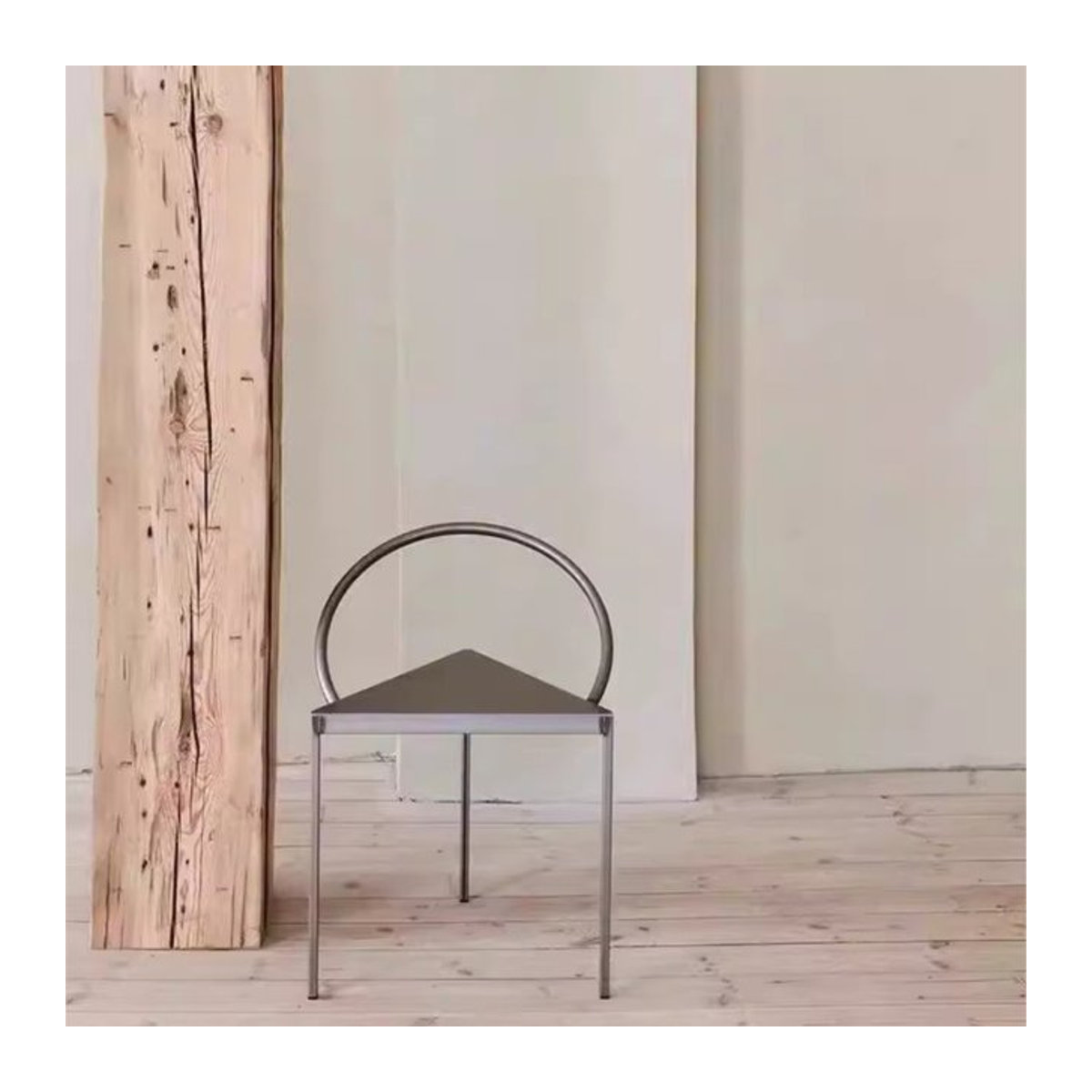 UOSU Moderner Barhocker aus Metall in Schwarz oder Alufarben mit minimalistischem Dreieck-Design - Bild 1