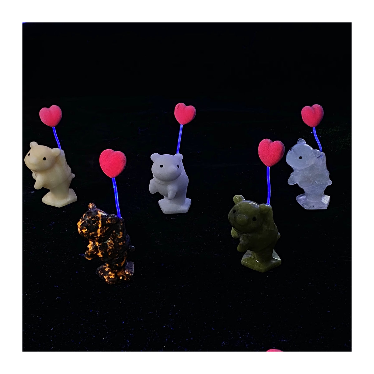 UV-fluoreszierende Bären-Herz-Steinschnitzerei in Mehrfarbig als dekoratives Sammlerstück und Geschenk - Bild 2