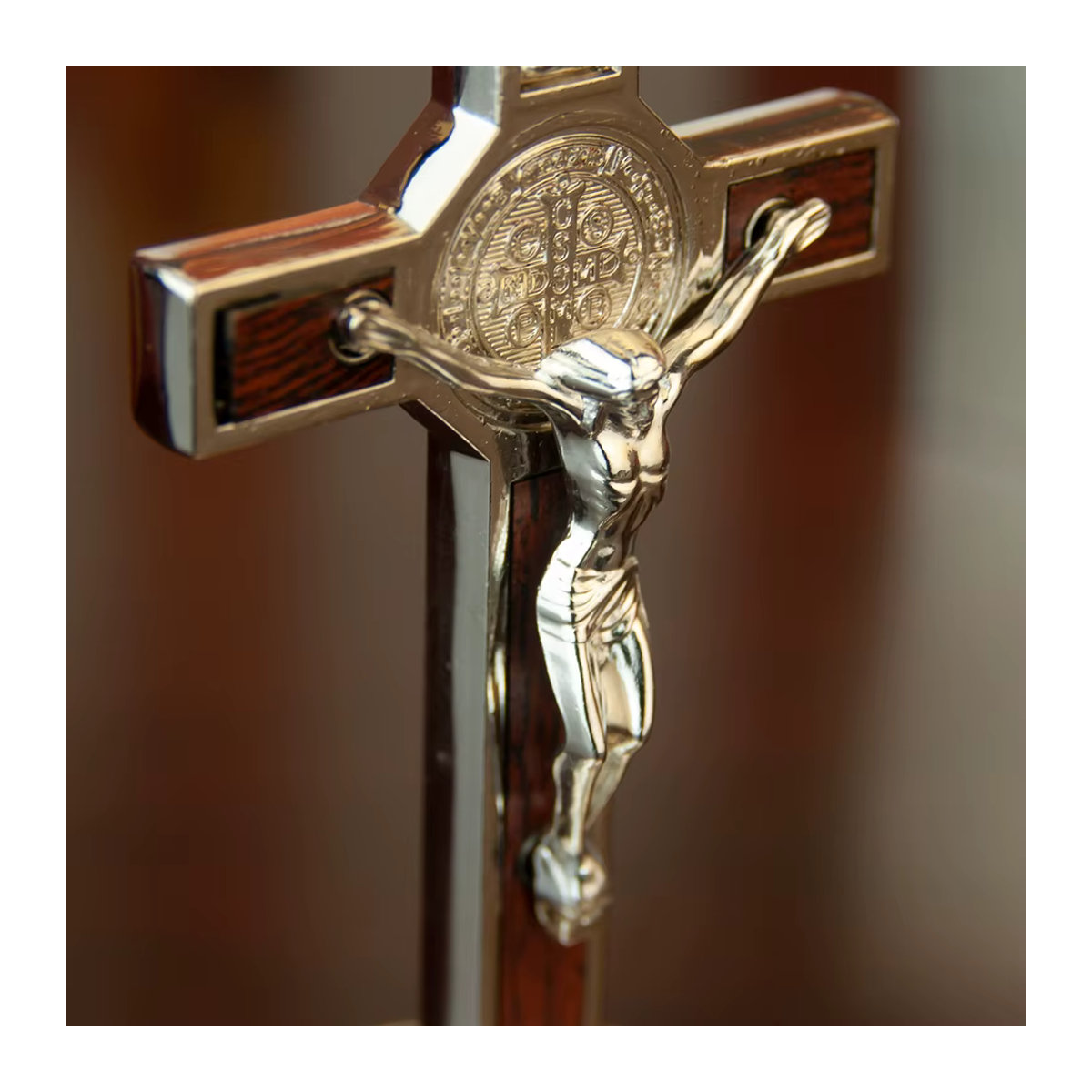 Vergoldetes Heiliges Benedikt-Kreuz aus Metall in Gold, 8,9 cm Höhe - Bild 3