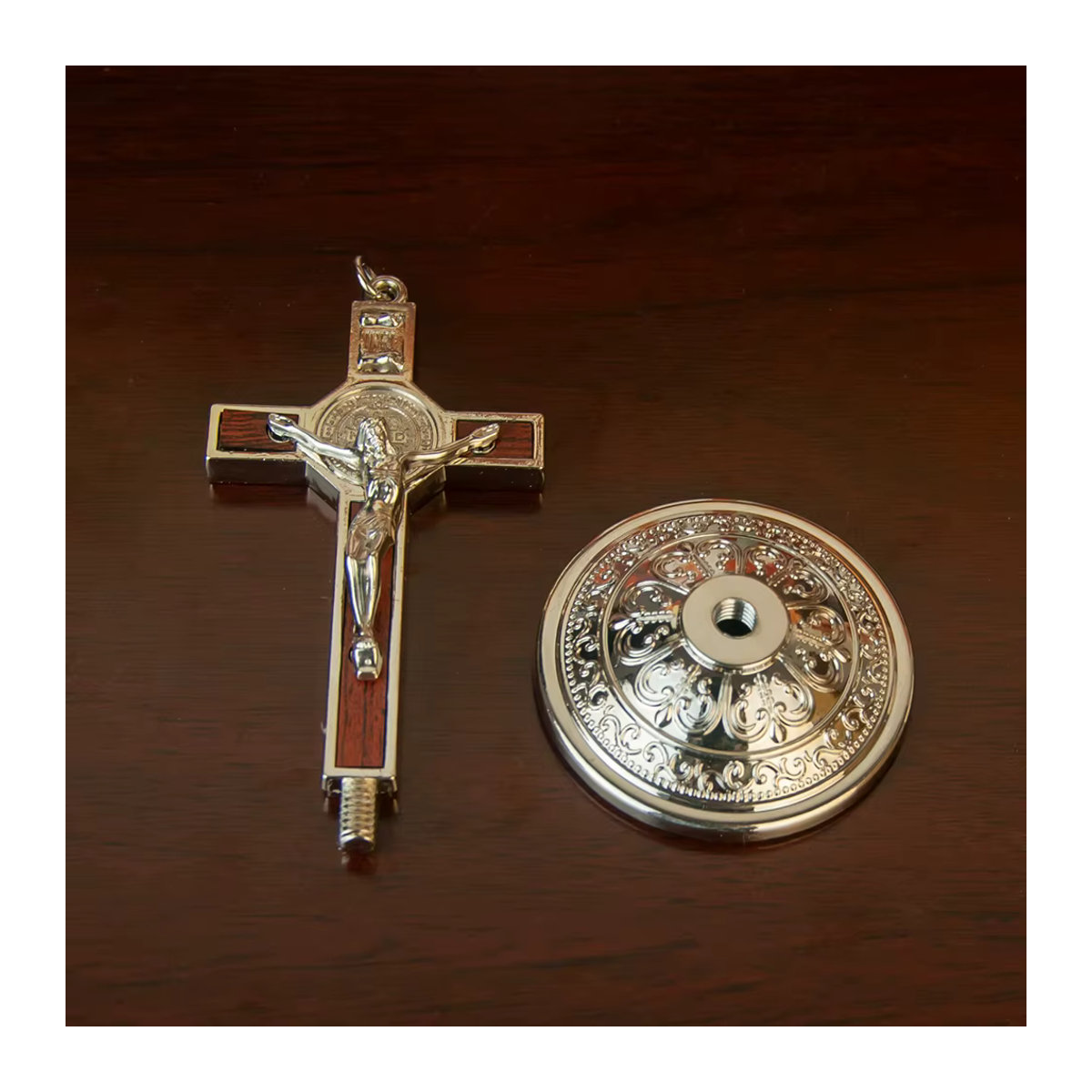 Vergoldetes Heiliges Benedikt-Kreuz aus Metall in Gold, 8,9 cm Höhe - Bild 4