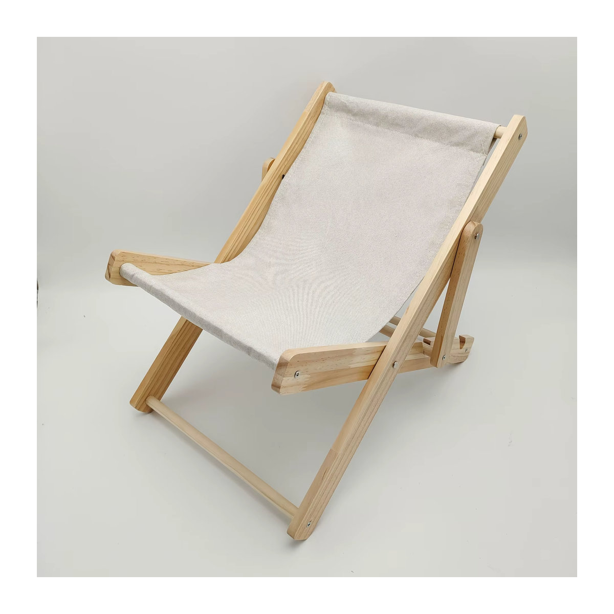 Verstellbarer Strandstuhl aus Massivholz in Blau und Beige als Fotografie-Requisite für das Studio - Bild 1