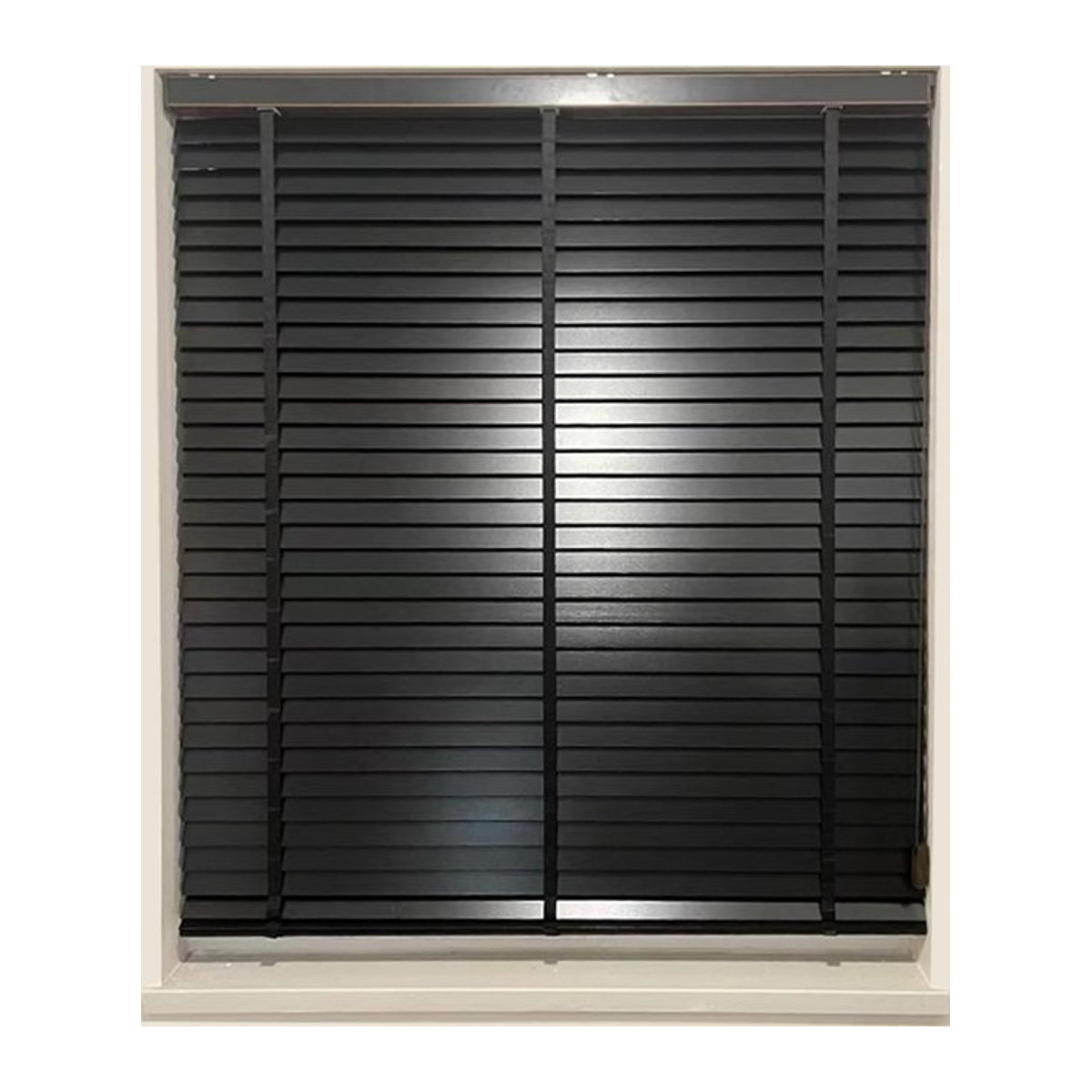 Vertikale Holzjalousien aus echtem venezianischem Holz in Schwarz als UV-Schutz und Sichtschutz für deine Fenster - Bild 1