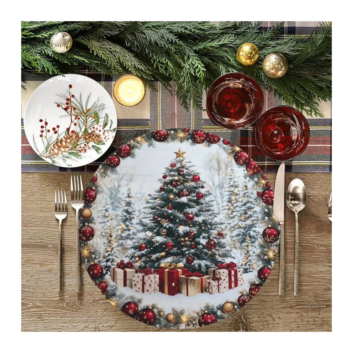 VIKAMA 4-teiliges Weihnachts-Tischset-Set mit Schneeszene, Weihnachtsbäumen und Geschenken in Rot, Weiß und Grün - Bild 1