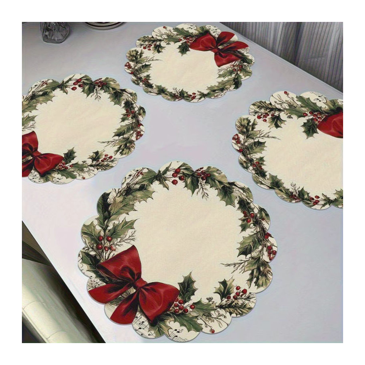VIKAMA 4er-Set Weihnachts-Tischdeko mit Holly Berry Motiv, floralem Design und Wellenrand, mehrfarbig, Textil - Bild 3