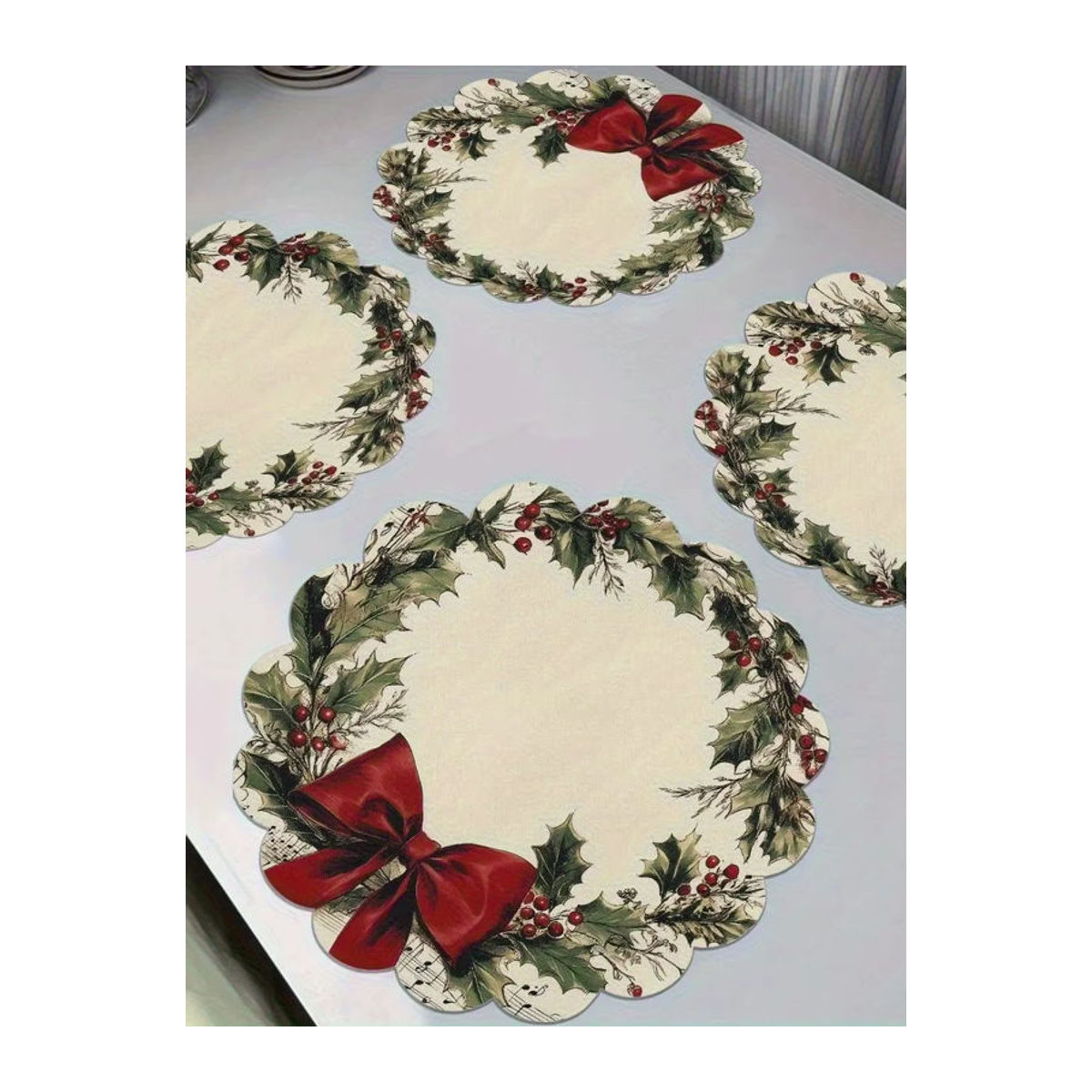 VIKAMA 4er-Set Weihnachts-Tischdeko mit Holly Berry Motiv, floralem Design und Wellenrand, mehrfarbig, Textil - Bild 6