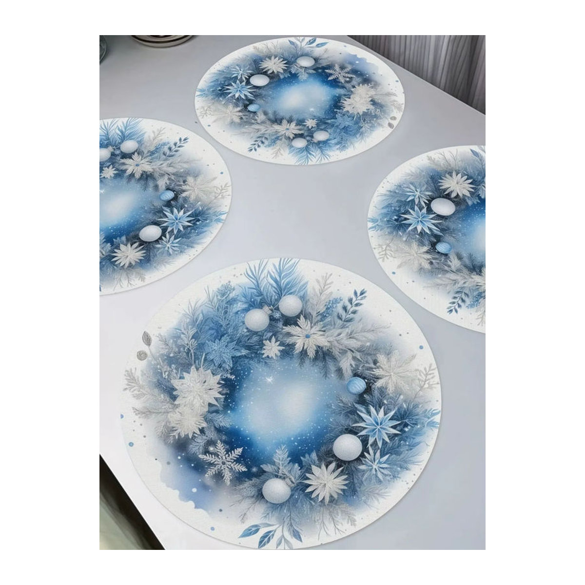 VIKAMA 4er-Set Weihnachts-Tischsets mit Schneeflocken- und Stechpalmen-Design in Rot und Blau - Bild 5
