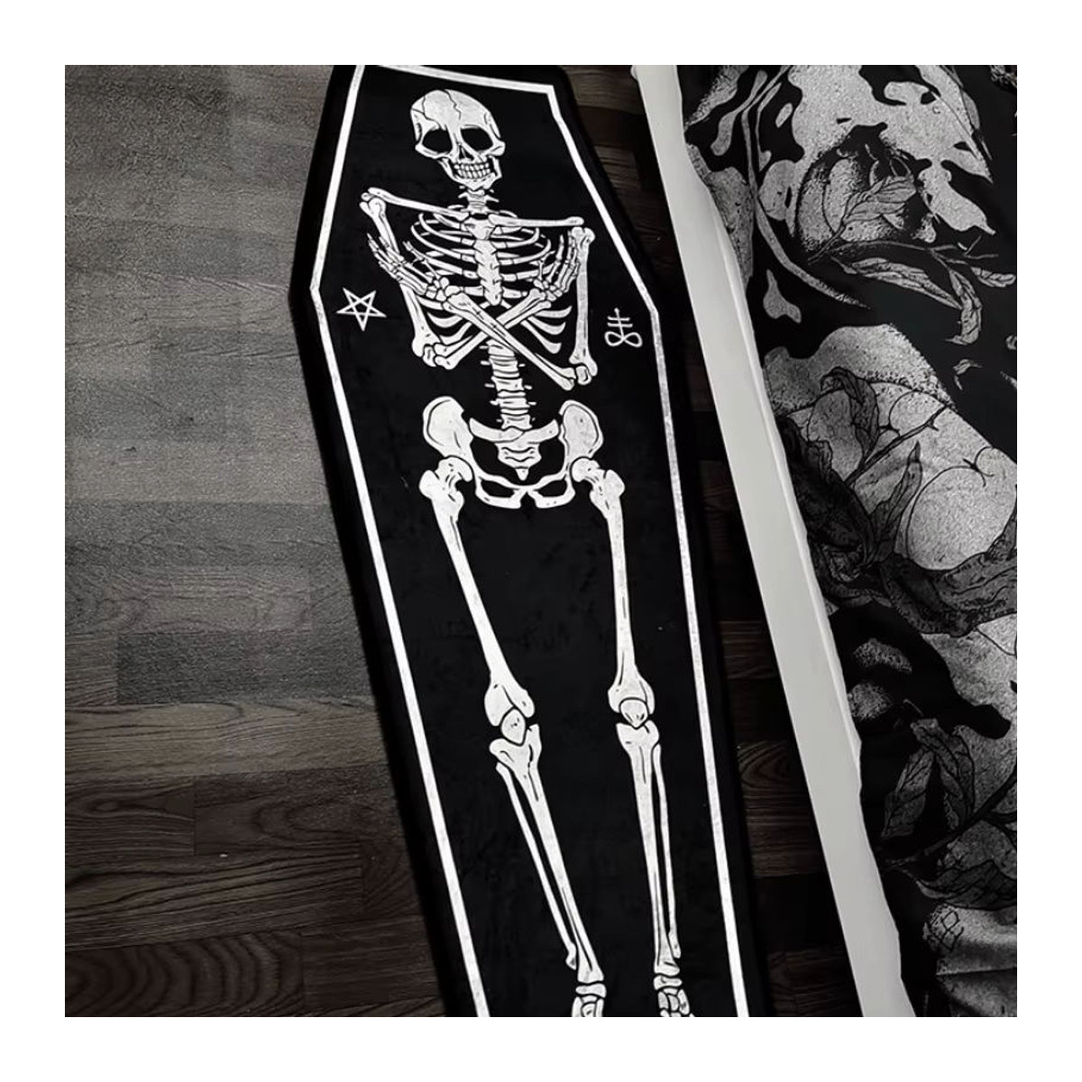 VIKAMA Gothic Totenkopf Sarg Teppich in Schwarz für Halloween Dekoration - Bild 3