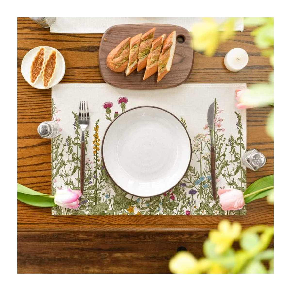 VIKAMA Sommer-Tischsets in Weiß mit Vintage Kräuter- und Wildblumenmuster, rutschfeste und hitzebeständige Platzdeckchen zur Tischdekoration - Bild 1