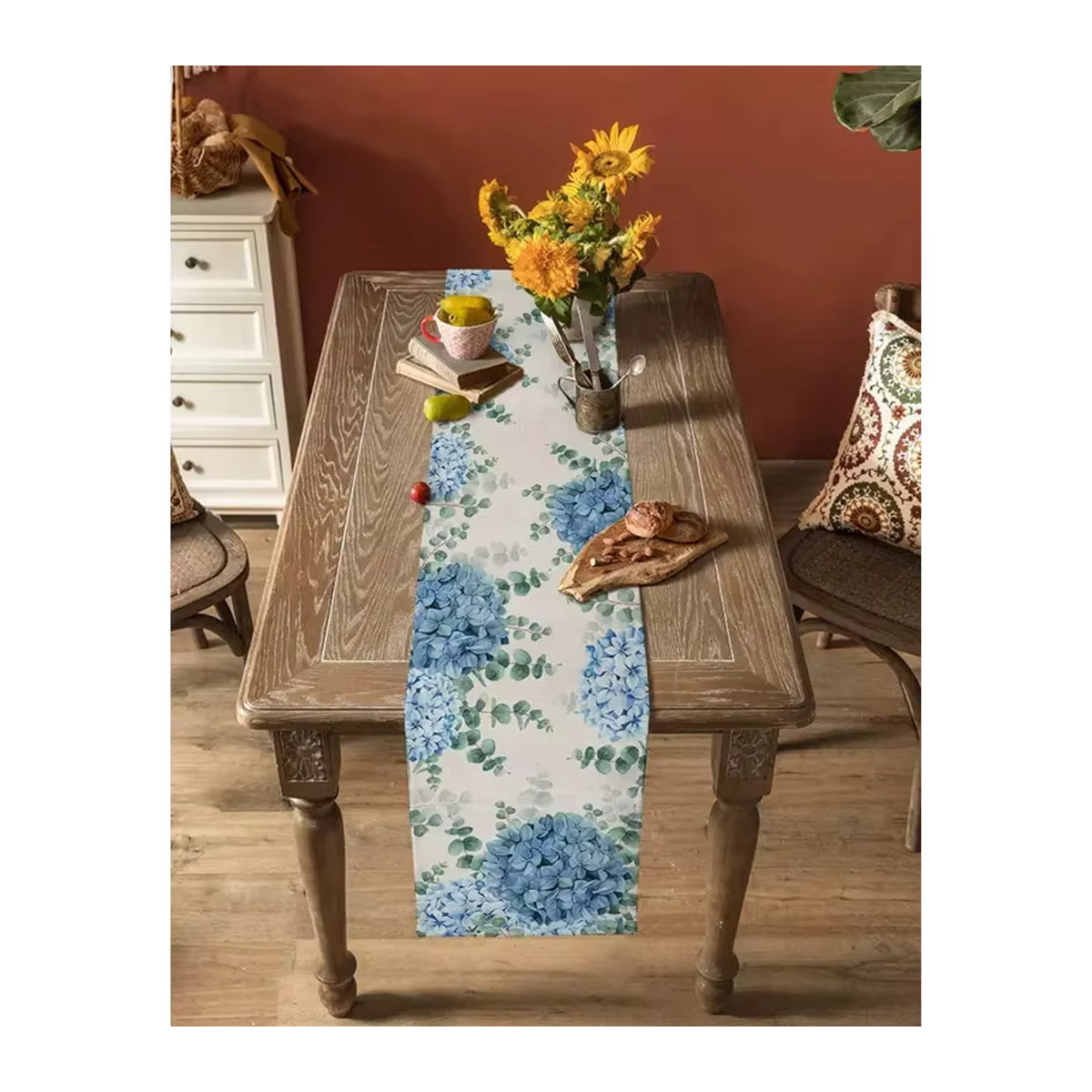 VIKAMA Tischläufer aus Leinen mit blauem Hortensien- und Eukalyptus-Design - Bild 2