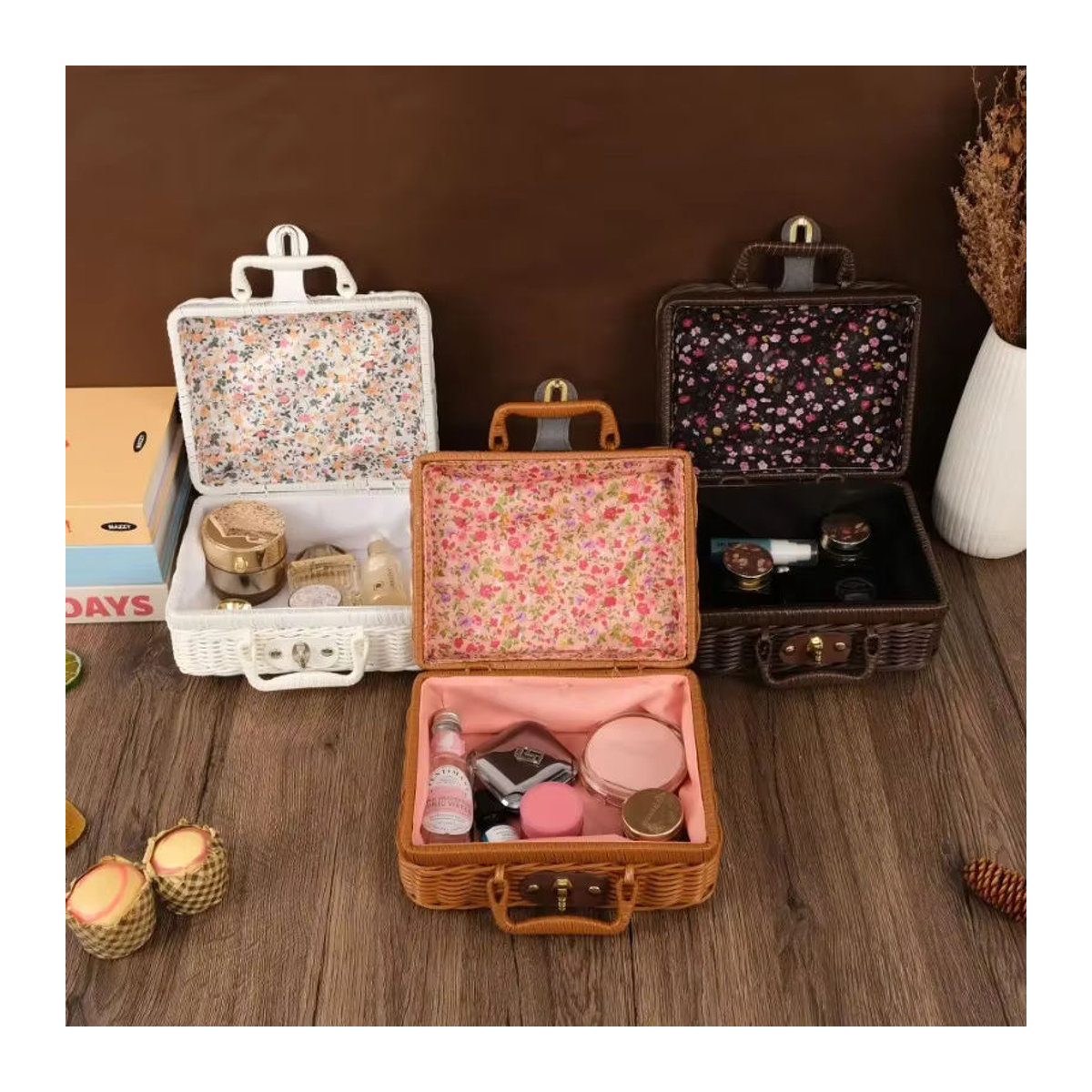 Vintage Aufbewahrungsbox aus Rattan und Kunststoff mit Deckel in Rosa oder Weiß mit floralem Design und rechteckiger Form - Bild 4