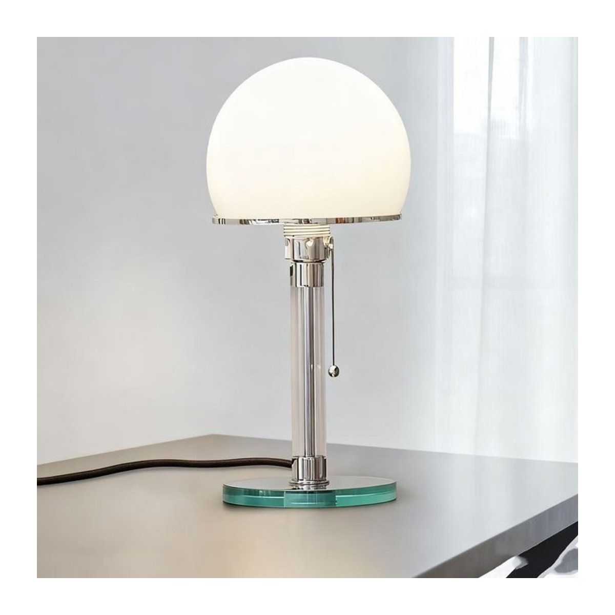 Vintage Bauhaus Tischlampe aus Glas in Weiß im Mid-Century Modern und Skandinavischen Design - Bild 1