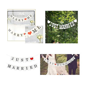 Vintage Just Married Wimpel Set mit Blumenakzenten in Weiß als hängende Papier Dekoration für deine Hochzeit und Brautparty