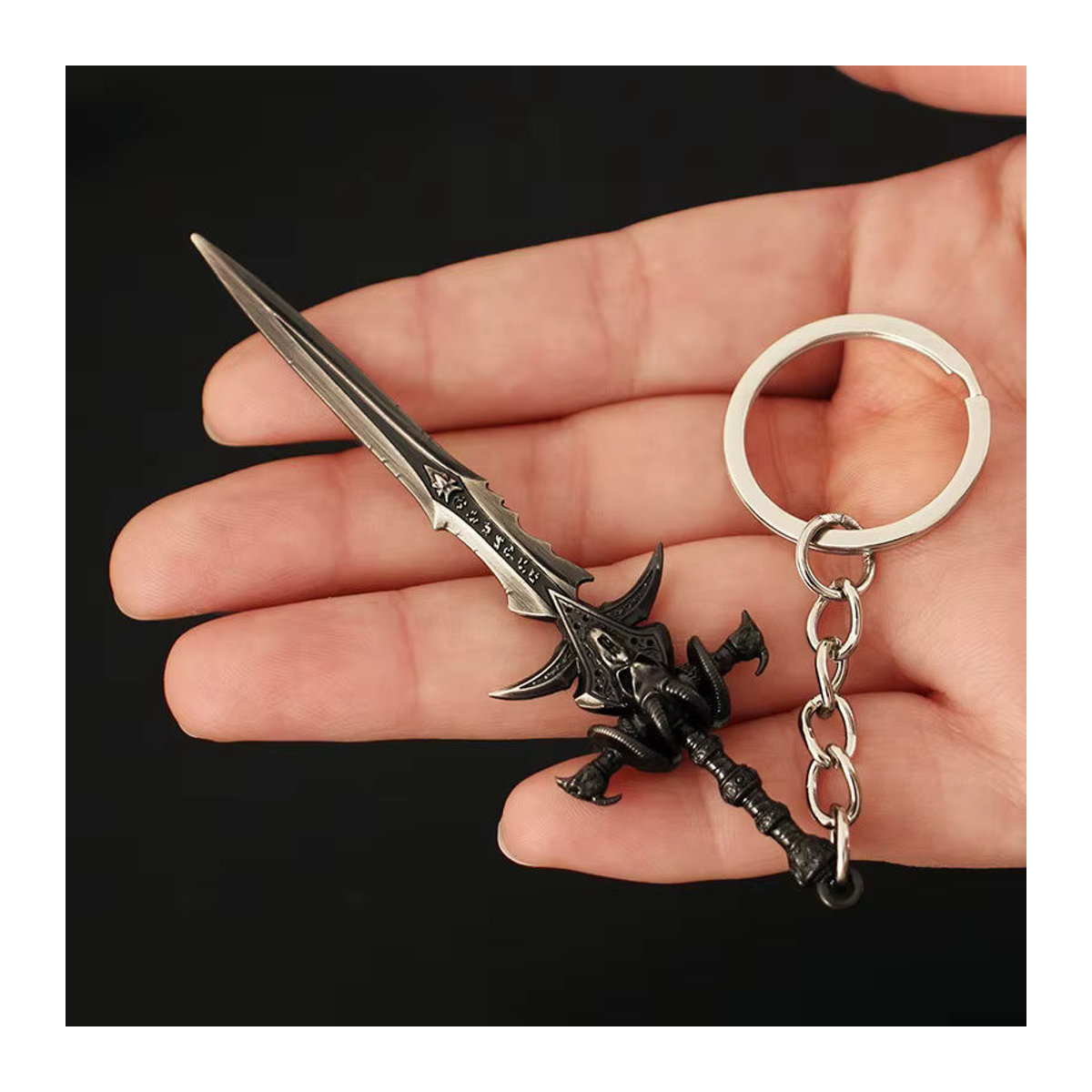 Vintage Metall Schwert Modell Frost Mourne Welt von War Crafts als Desktop Ornament und Schlüsselanhänger in Silber, Höhe: 9 cm - Bild 2