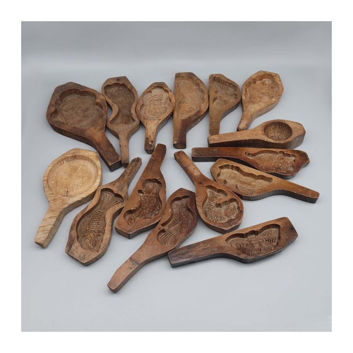 Vintage Mond Kuchenform aus Holz von Eastern Tide in Braun mit floralem Design - Bild 1