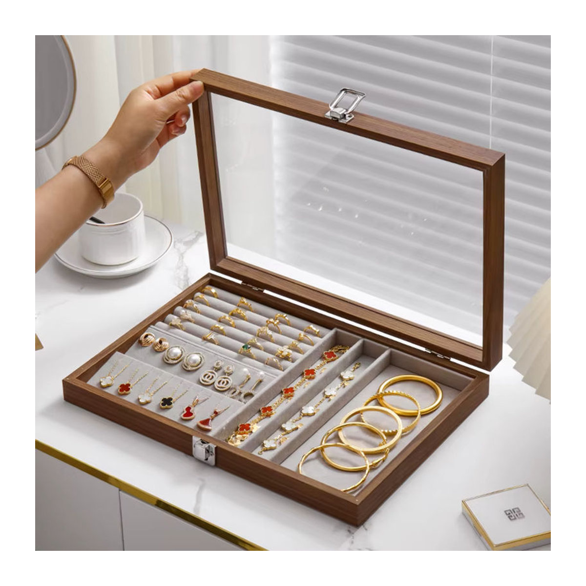Vintage Schmuckbox aus Holz in Braun oder Beige als staubdichte Vitrine für Ringe, Halsketten, Ohrringe und Armbänder - Bild 3
