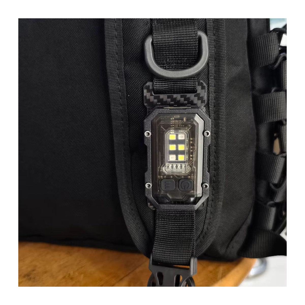 VULPO Outdoor EDC Mini Taschenlampe mit Stroboskopfunktion für Camping und Wandern zur Befestigung am 25mm Molle-System - Bild 4