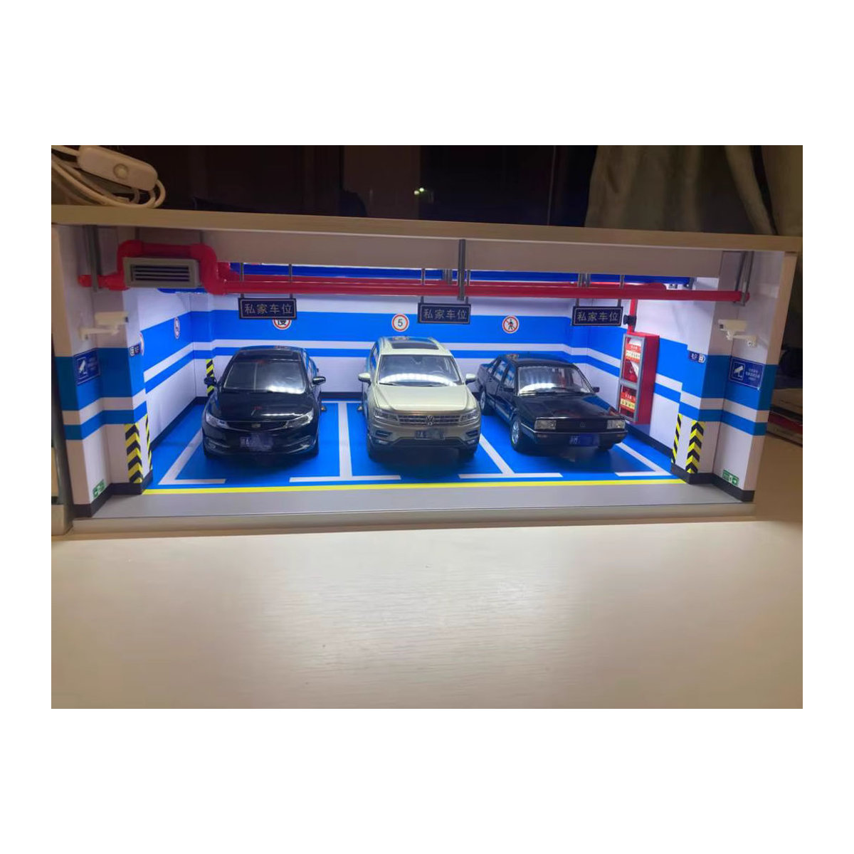 VWHUVW Diorama Modell Garage Szene als Doppel-Parkplatz Display Box für 2 Autos im Maßstab 1:18, mehrfarbig aus Kunststoff - Bild 2