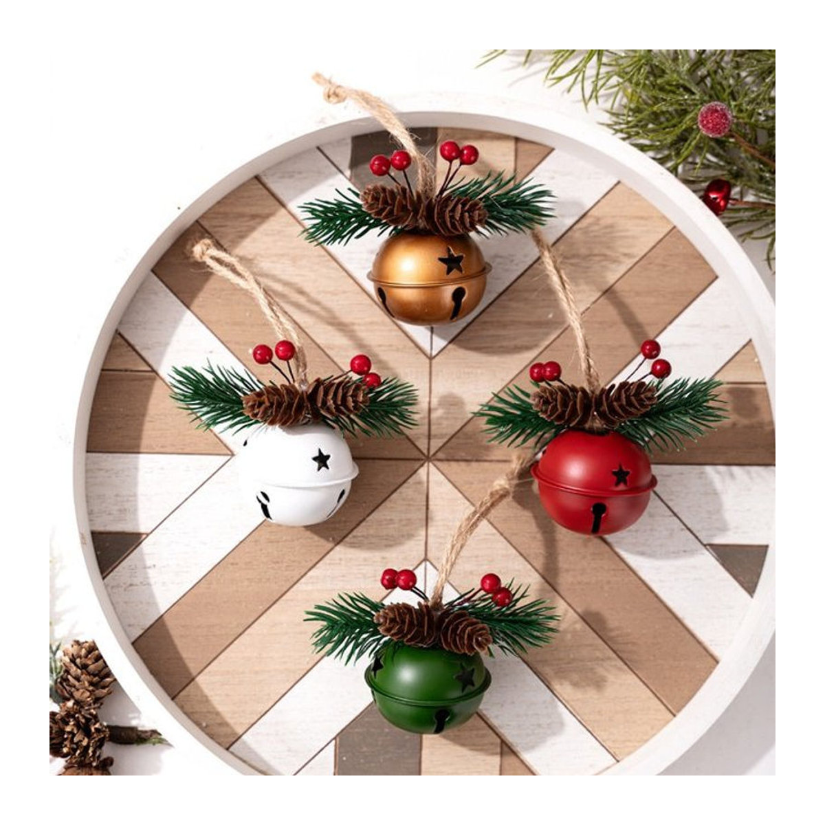 WakaParty Weihnachts-Hängeornament aus Metall mit Glocke, Beerenbaum und Sternen in Rot und Grün - Bild 1