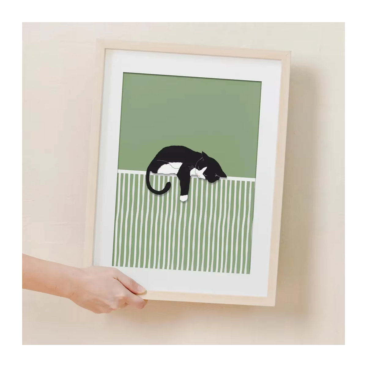 Wandkunst mit schlafender schwarzer Katze von SHENCHEN in Grün, minimalistischer Grafikdruck auf Holz im Hochformat - Bild 1