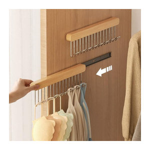Wandmontierte Wandgarderobe aus Holz in Natur im skandinavischen Design mit Teleskop-Kleiderstange und 8 Haken zur platzsparenden Aufbewahrung