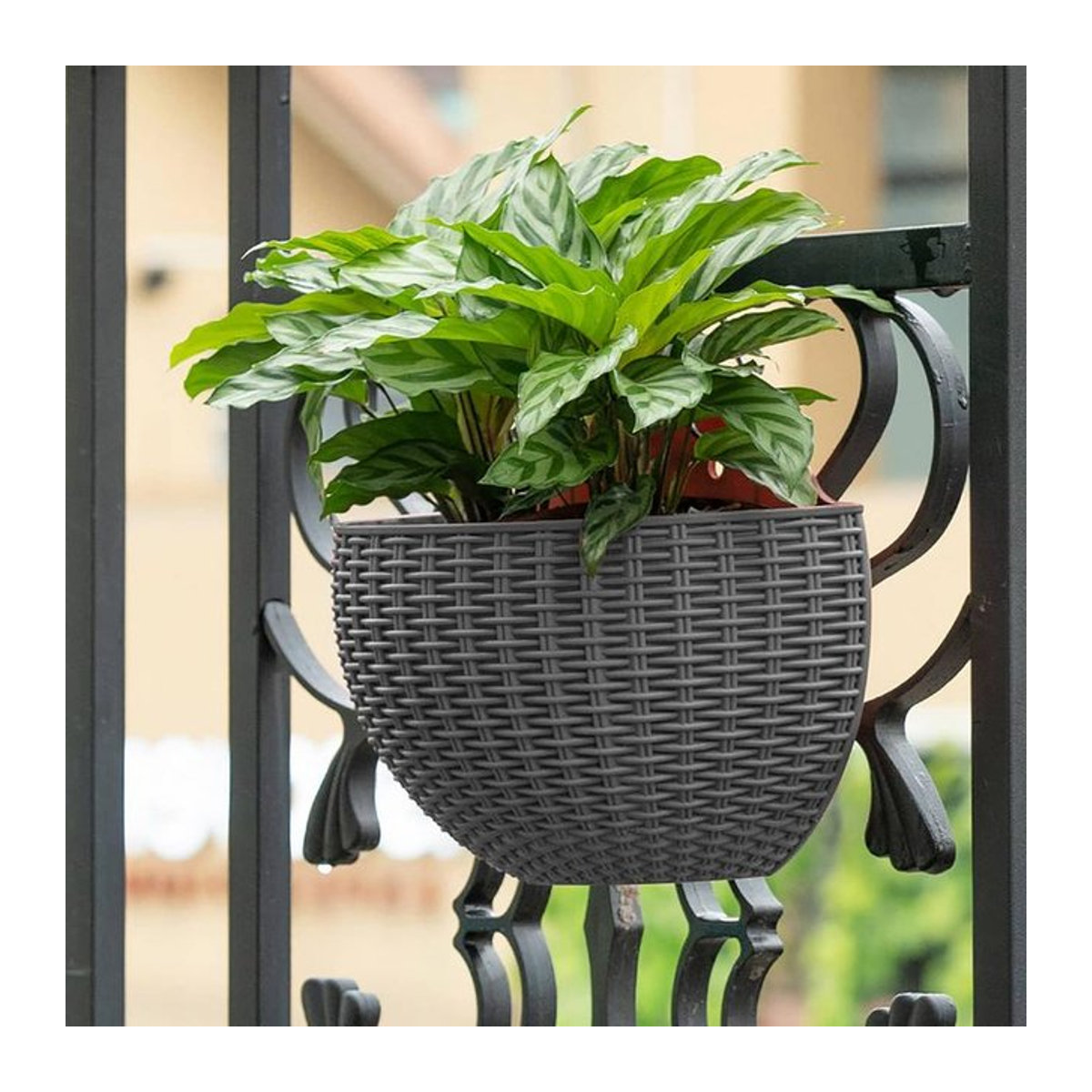 Wandmontierter Blumentopf aus Kunststoff in geometrischem Design für Garten und Balkon in Weiß oder Schwarz - Bild 1