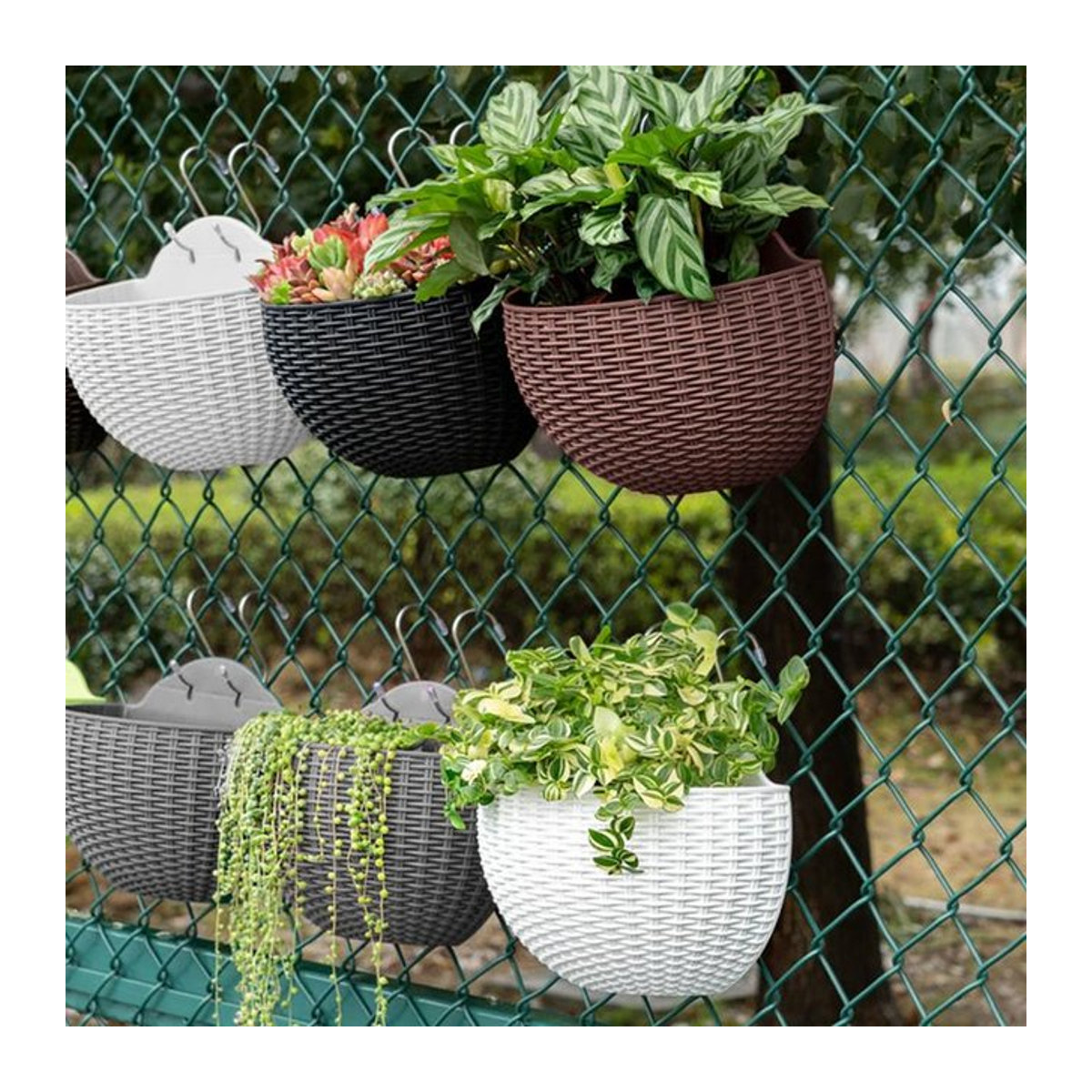 Wandmontierter Blumentopf aus Kunststoff in Schwarz oder Weiß als halbrunder Blumenkorb für deine Heimdekoration - Bild 1