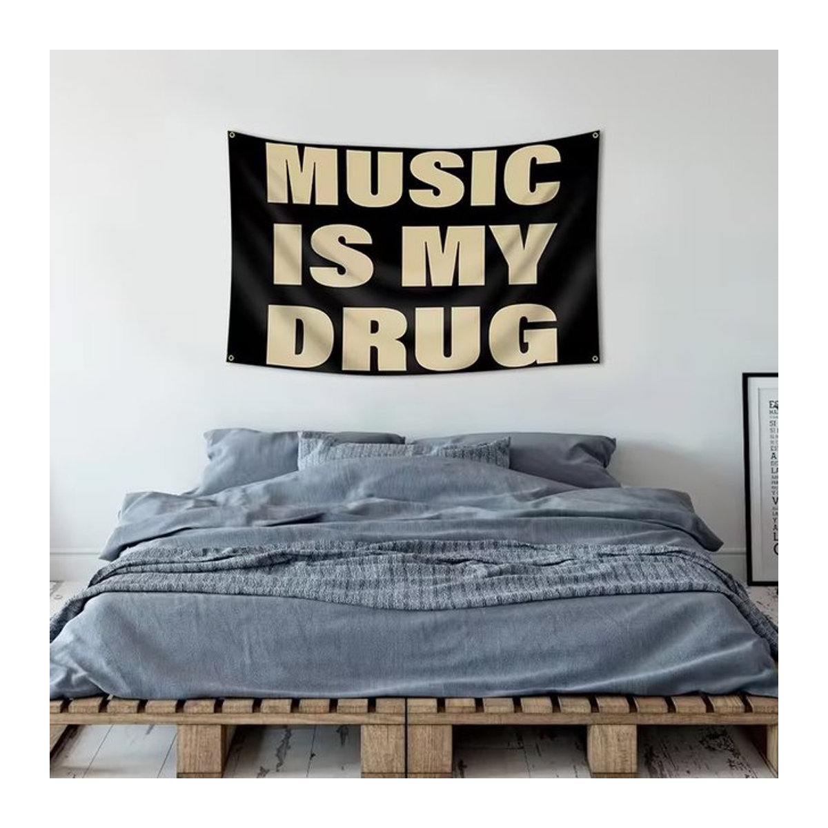 Wandteppich von RoarGosh mit dem Zitat Music Is My Drug in Schwarz und Braun, minimalistisches Textildesign für Musikliebhaber - Bild 1