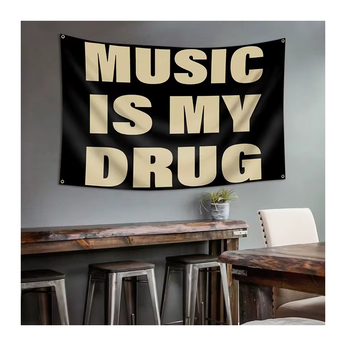 Wandteppich von RoarGosh mit dem Zitat Music Is My Drug in Schwarz und Braun, minimalistisches Textildesign für Musikliebhaber - Bild 3