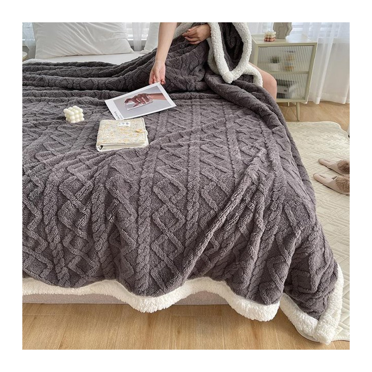 Warme Winterdecke aus doppelseitigem Flaumplüsch mit 3D-Jacquard-Design in Grau, B/T: 230 x 200 cm - Bild 1