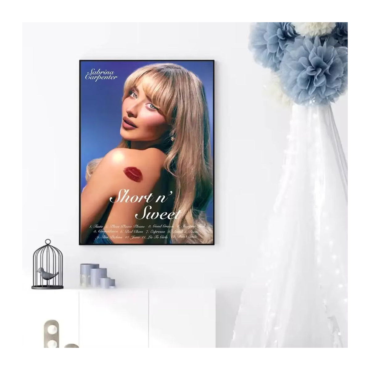 Wasserfestes Sabrina Carpenter Poster als klebriger Papieraufkleber im Vintage Aesthetic Design, mehrfarbig, Hochformat - Bild 2