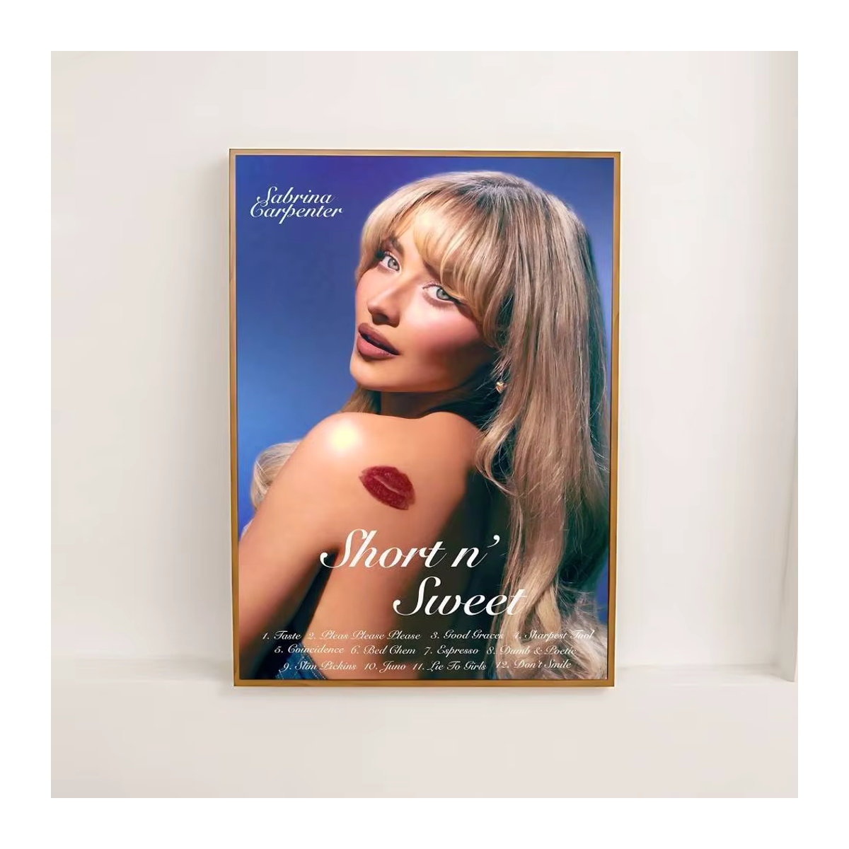 Wasserfestes Sabrina Carpenter Poster als klebriger Papieraufkleber im Vintage Aesthetic Design, mehrfarbig, Hochformat - Bild 3