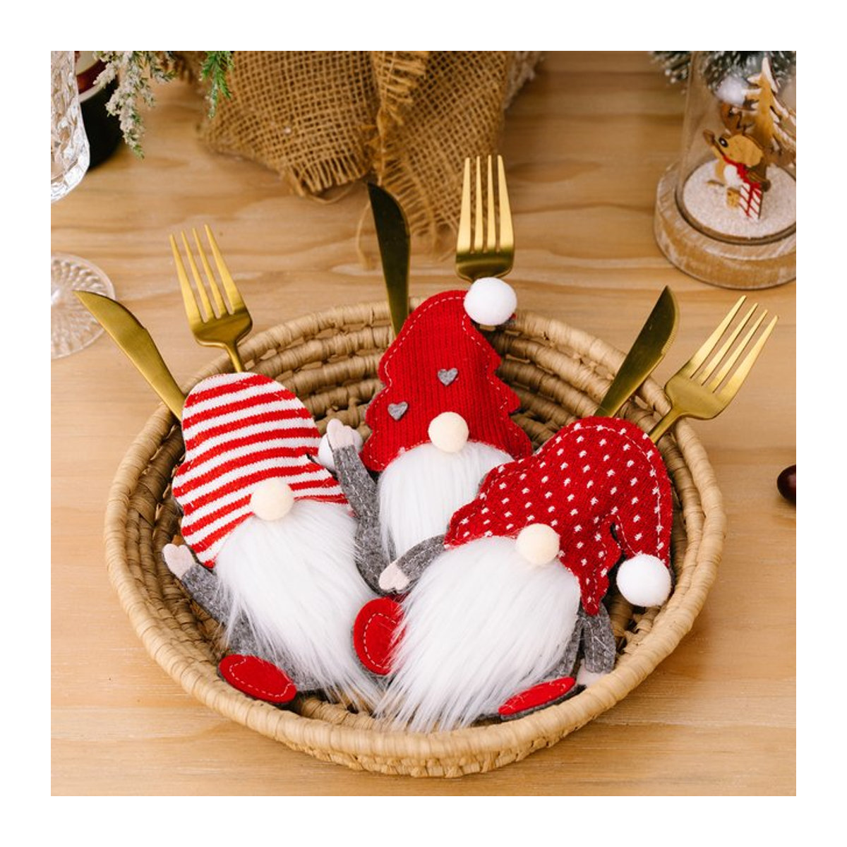 Weihnachtlicher Besteckhalter mit Wichtel-Ornament aus Filz und Plüsch in Rot - Bild 1