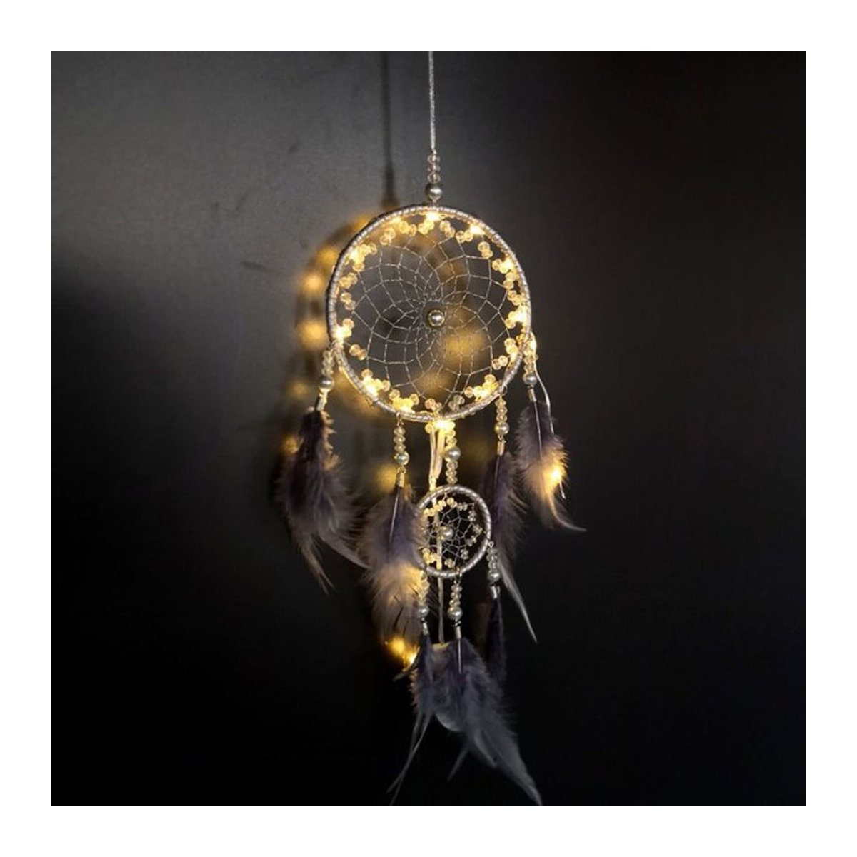 Weihnachtlicher Traumfänger-Anhänger in Weiß mit Federn und Boho-Design als hängendes Dekorationselement - Bild 1