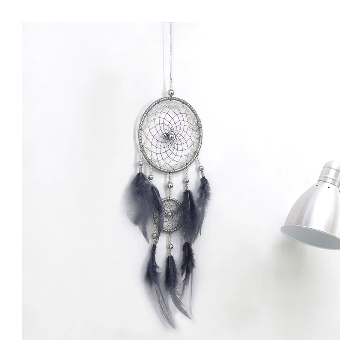 Weihnachtlicher Traumfänger-Anhänger in Weiß mit Federn und Boho-Design als hängendes Dekorationselement - Bild 4