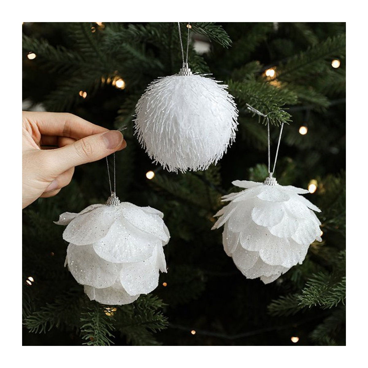 Weihnachtsanhänger in Form einer weißen Schaumstoff-Blumenkugel mit Schnur, Durchmesser: 8 cm - Bild 1