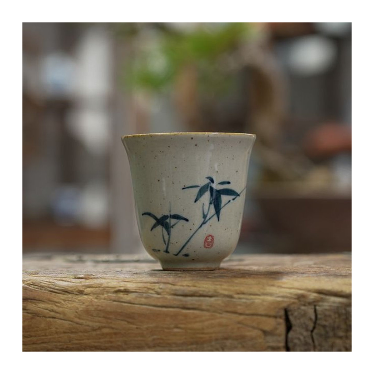 Weiße chinesische Keramik-Teetasse mit floralem Orchideen-Bambus-Chrysantheme-Muster und orientalischem Design - Bild 1