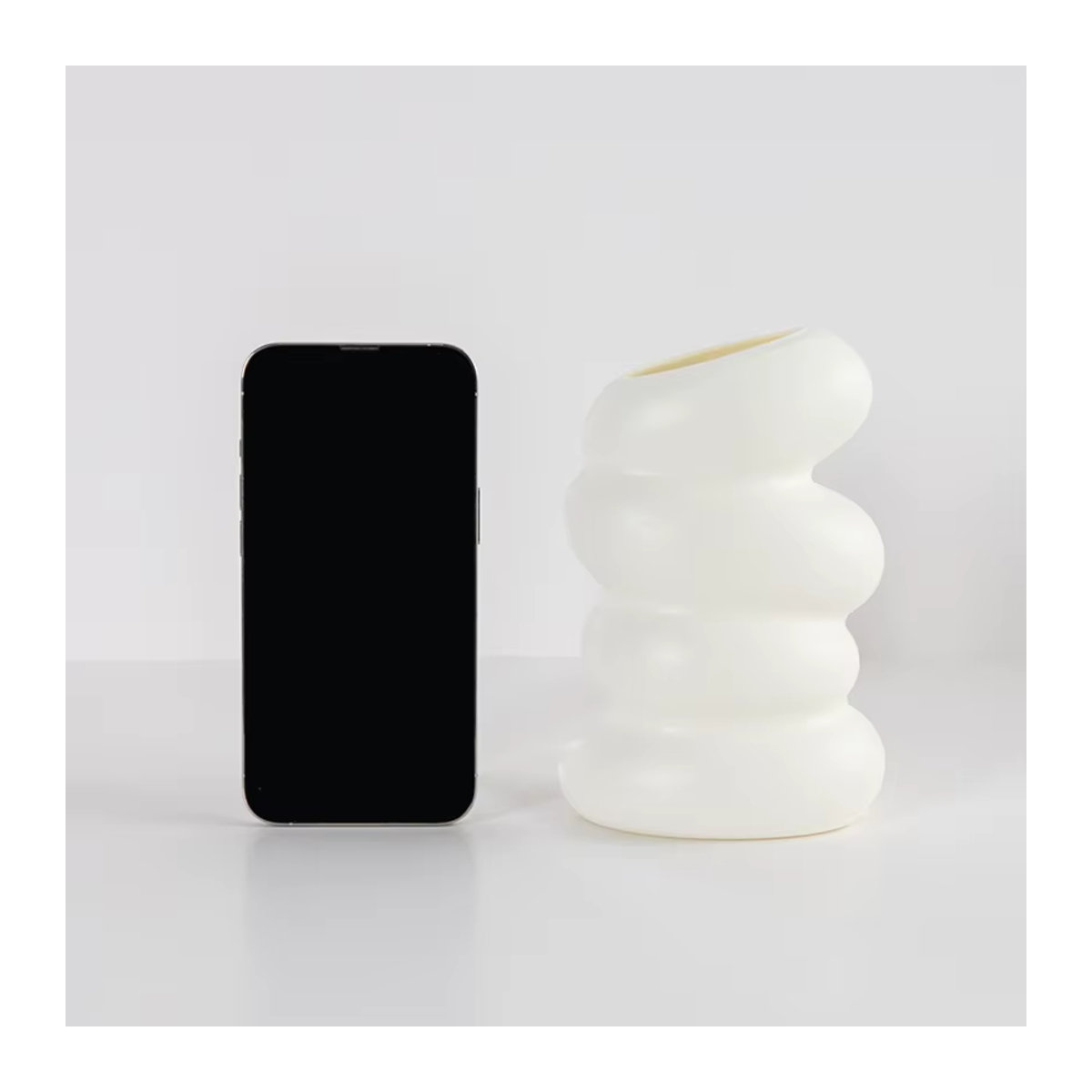 Weiße Kunststoff Vase in Keramik-Optik für Blumen und Topfpflanzen, minimalistisches Design für Garten und Tischdeko - Bild 2