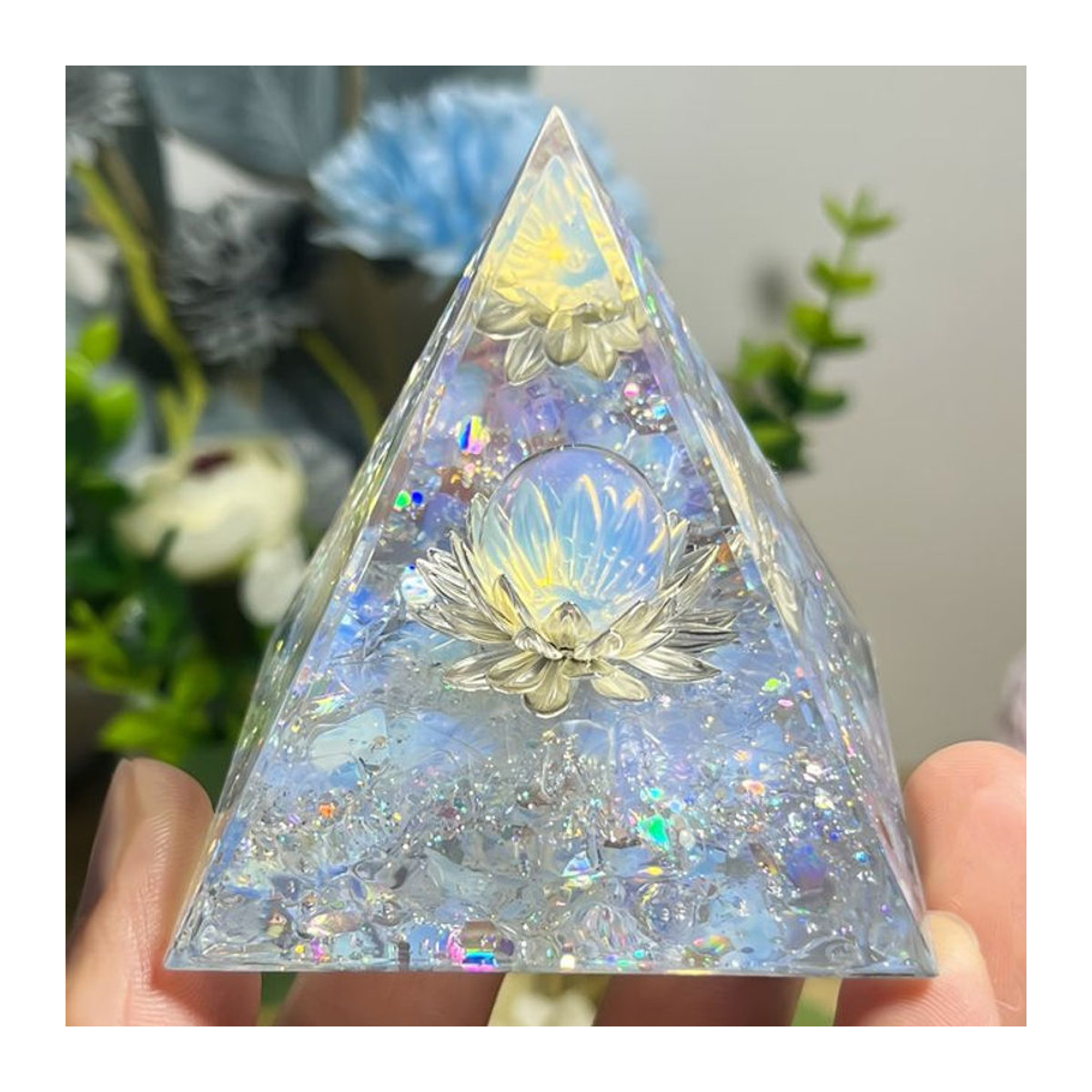 Weiße Lotusblüten-Opal-Orgon-Pyramide mit Lebensblumen-Design als dekorative Energiepyramide aus Glas und Kunstharz in Weiß und Mehrfarbig - Bild 1