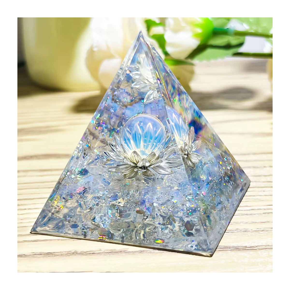 Weiße Lotusblüten-Opal-Orgon-Pyramide mit Lebensblumen-Design als dekorative Energiepyramide aus Glas und Kunstharz in Weiß und Mehrfarbig - Bild 2