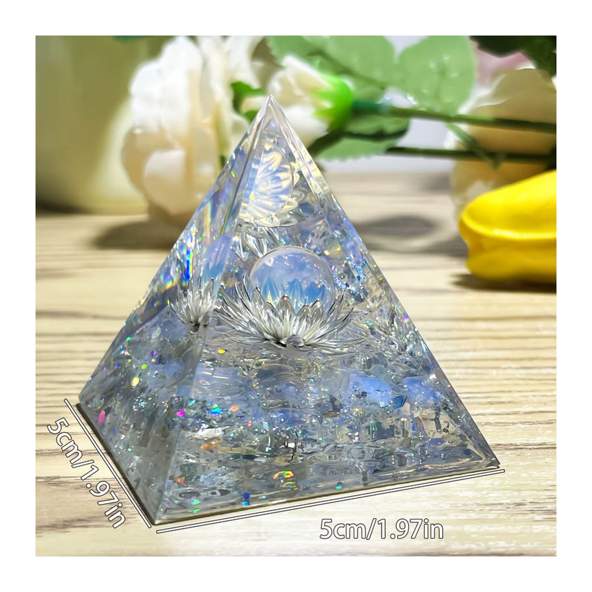 Weiße Lotusblüten-Opal-Orgon-Pyramide mit Lebensblumen-Design als dekorative Energiepyramide aus Glas und Kunstharz in Weiß und Mehrfarbig - Bild 3