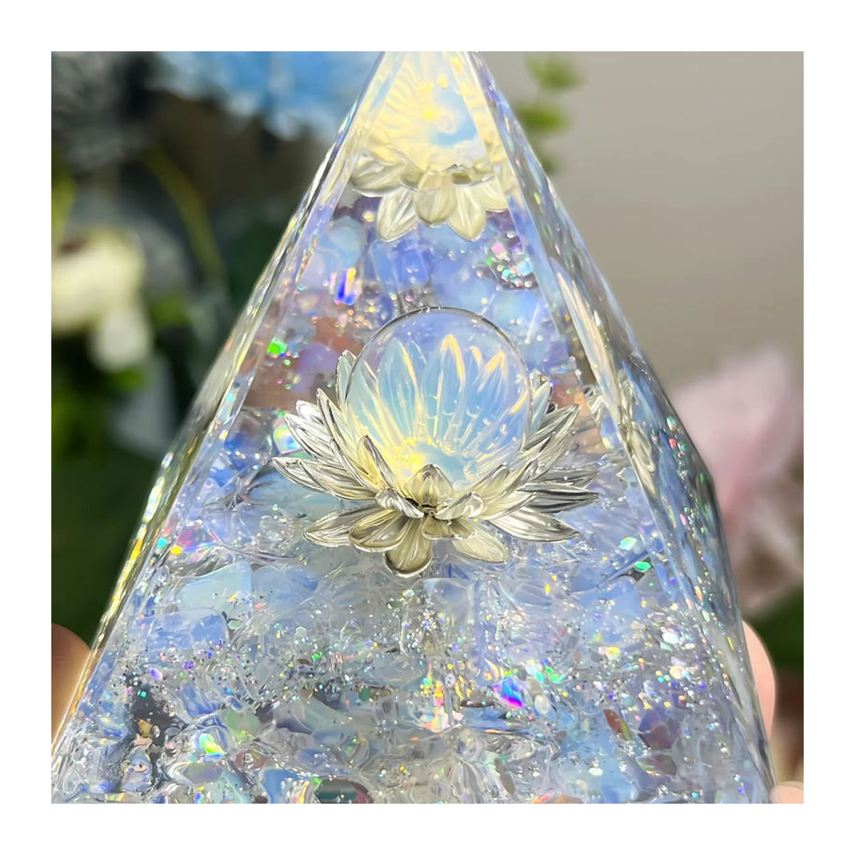 Weiße Lotusblüten-Opal-Orgon-Pyramide mit Lebensblumen-Design als dekorative Energiepyramide aus Glas und Kunstharz in Weiß und Mehrfarbig - Bild 4