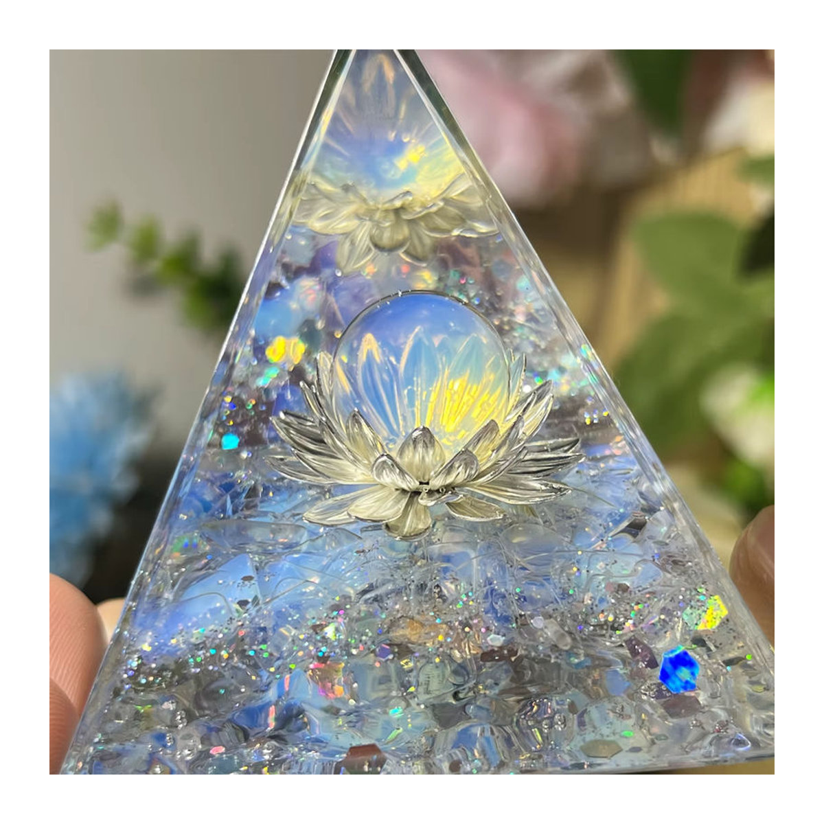 Weiße Lotusblüten-Opal-Orgon-Pyramide mit Lebensblumen-Design als dekorative Energiepyramide aus Glas und Kunstharz in Weiß und Mehrfarbig - Bild 5