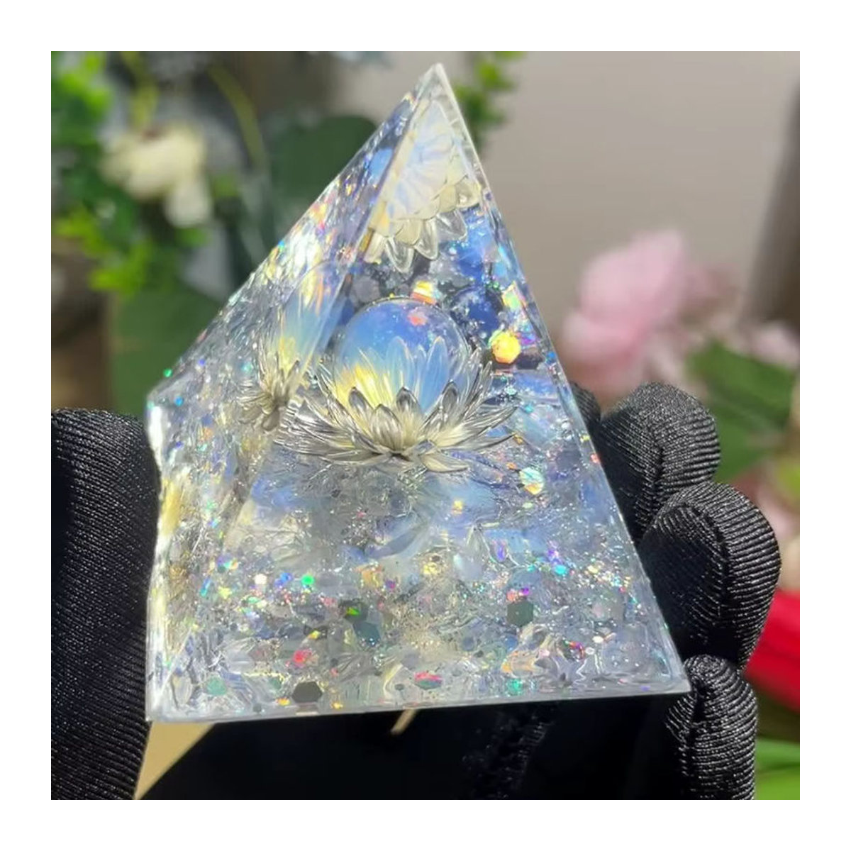 Weiße Lotusblüten-Opal-Orgon-Pyramide mit Lebensblumen-Design als dekorative Energiepyramide aus Glas und Kunstharz in Weiß und Mehrfarbig - Bild 6