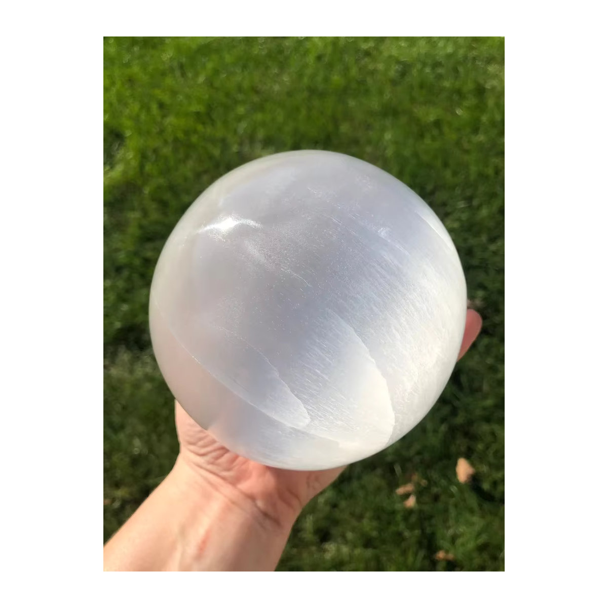 Weiße Selenitkugel aus Stein als geometrische Tischdekoration für dein Zuhause - Bild 4