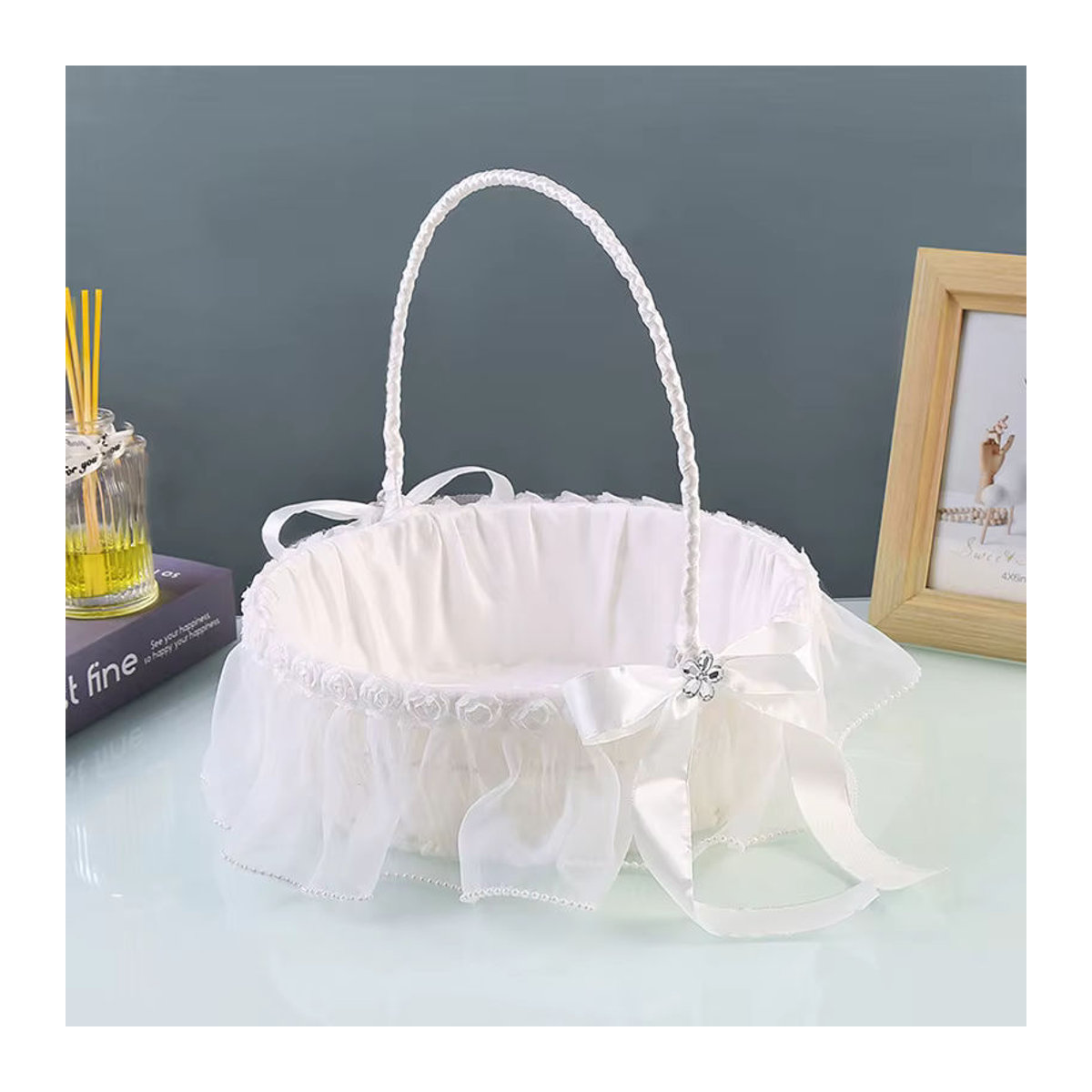 Weißer Hochzeitskorb aus Spitze und Perlen für Blumenstreuer Kinder - Bild 2