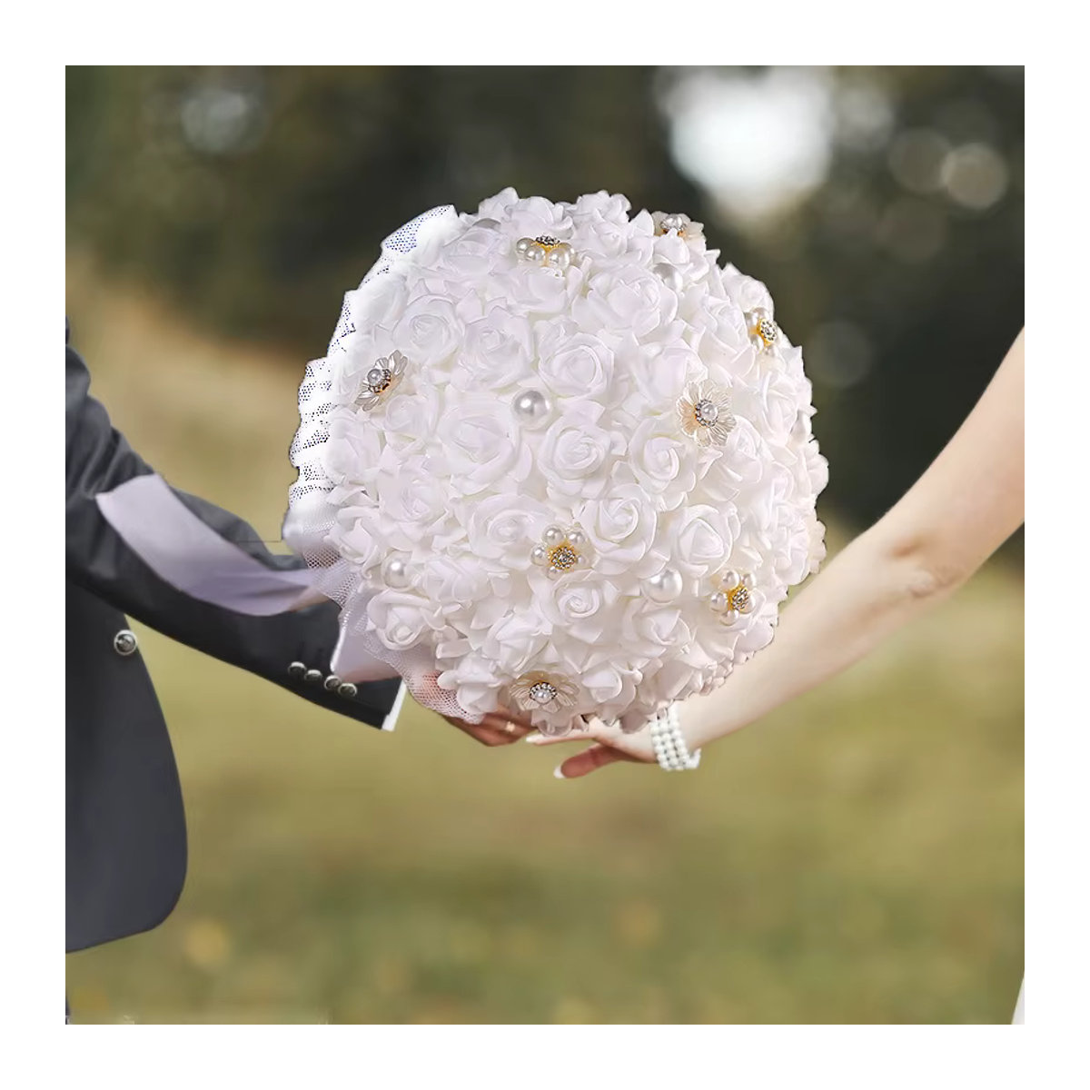 Weißer Textil-Rosenstrauß in runder Form für Hochzeit und Dekoration - Bild 3