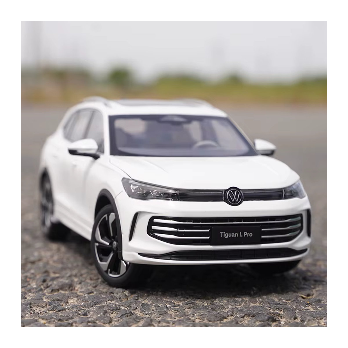 WELLY Automodell VW Tiguan L PRO SUV 2025 im Maßstab 1:18 aus Metall in Blau oder Weiß - Bild 1