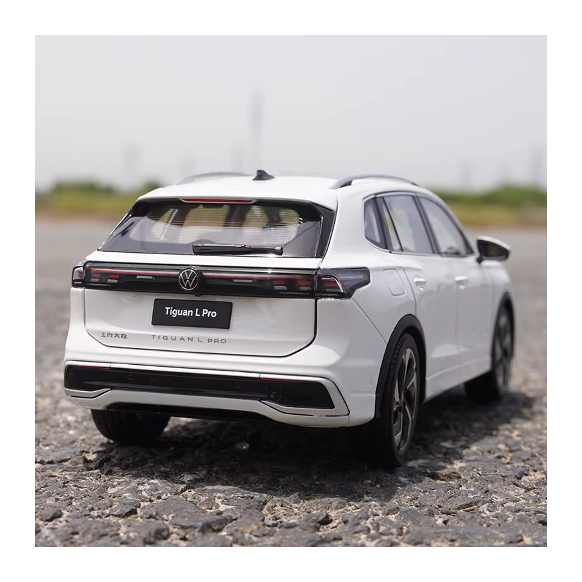 WELLY Automodell VW Tiguan L PRO SUV 2025 im Maßstab 1:18 aus Metall in Blau oder Weiß - Bild 3