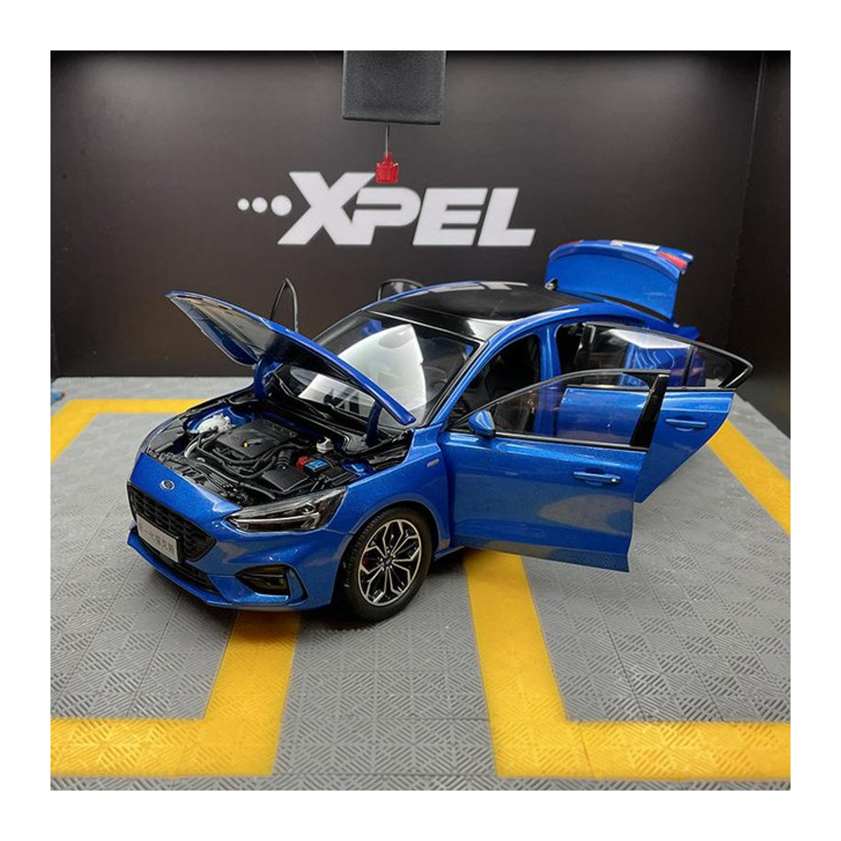 WELLY Ford Focus Coupé Modellauto 1:18 Blau Metalllegierung Sammlerstück - Bild 1